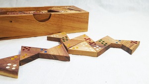 Juego de Dominó Doble Seis de Madera de Colores ILAHI, 28 Piezas, Ecológico, Tallado y Grabado, Diseño Antiguo, Caja Rectangular Alta de Madera - Product Image 2