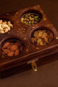 กล่องใส่เครื่องเทศไม้สไตล์แฮนด์เมด – กล่องมาซาลาดาบาห์งานฝีมืออินเดีย, กล่องจัดระเบียบในครัวสไตล์เรียบง่าย, ฝาแก้ว - Product Image 3