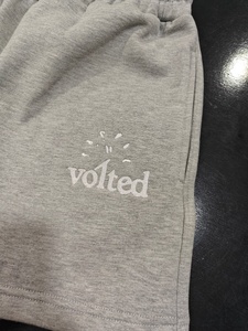 Shorts en coton gris pour homme avec broderie éclair jaune sur la poche arrière, taille élastique décontractée - Product Image 2