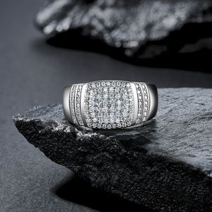 AMBER JEWELS Anillo Unisex de Plata 925 Bañado en Oro con Moissanita, Estilo Hip Hop, Tipo Cóctel, Corte Brillante, Engaste de Garras, Geométrico, de Lujo - Product Image 2