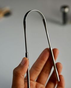 Nettoyeur de langue moderne en laiton avec boucle de suspension pour utilisation dans la salle de bain - Product Image 4