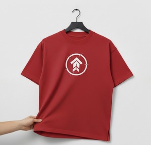 เสื้อยืดคอกลมแขนสั้นสีแดงสำหรับผู้ชาย พิมพ์ลายโลโก้สีขาวด้านหน้า ทรงปกติ สวมใส่สบาย ผ้าฝ้ายเจอร์ซีย์ 100% ระบายอากาศได้ดี น้ำหนัก 220 กรัม รับสั่งทำ - Product Image 1
