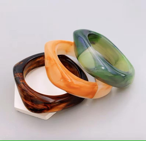 Bracelet en résine pour femme, bracelet en résine avec breloques, bijoux faits à la main, bijoux de mode, cadeau pour elle, vente pour femmes - Product Image 2