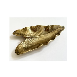 Plat de service contemporain en aluminium plaqué or en forme de feuille pour célébrations d'anniversaire et décorations festives - Product Image 1