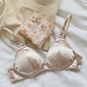 Lencería sexy para mujer con sujetador de flores y cuello en V profundo y braga - Product Image 2
