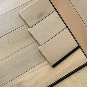 Plancher en chêne européen 100% naturel Design moderne Installation et transport faciles Nettoyage facile Résistant aux termites et aux insectes - Product Image 2