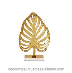 Pure Home and Living, Monstera Leaf Stand Centrrepiece Gold Clean usando parte suave y seca del conjunto. - Product Image 1