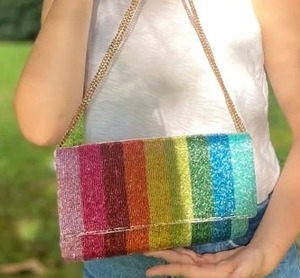 กระเป๋าคลัทช์ลายรุ้งประดับลูกปัดทำมือจากไวม์ซี่ อาร์ต คราฟท์ - Product Image 5