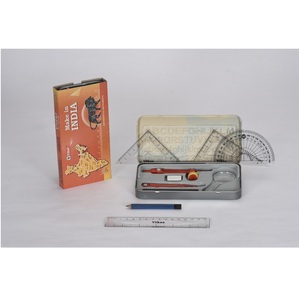 Juego de geometría hecho en India por proveedor indio con plantilla y tubo de goma para uso escolar, de dibujo y manualidades al mejor precio - Product Image 1