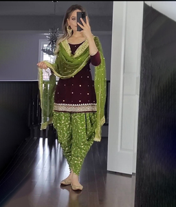 ชุดสาหรี่คามีซแบบบอลลีวูด ดีไซน์เนอร์อินเดีย ปากีสถาน ปัญจาบ ดอตี สำหรับงานปาร์ตี้ฤดูร้อน งานแต่งงาน ผู้หญิง ผ้าจอร์เจตต์เทียมเนื้อหนา สีชมพู PinkCityBlocks - Product Image 1