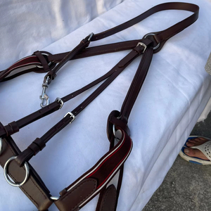 Martingala resistente para caballos, para montar y entrenar, de cuero duradero con hebillas seguras y correas ajustables. La mejor calidad. - Product Image 5