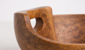 Bol de service en bois au design unique avec poignée intégrée, finition noyer, en bois de manguier avec découpes latérales - Product Image 3