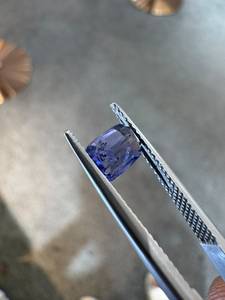 Zafiro Azul Violeta Natural, Corte Cojín, 1.27CT, Gema Facetada de Sri Lanka, con Juego de Color/Fuego, para Joyería y Coleccionistas - Product Image 5