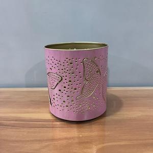 เชิงเทียนโลหะทรงกระบอกสีชมพูพร้อมลวดลายผีเสื้อสำหรับตกแต่งบ้าน - Product Image 1