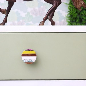 Pomo de puerta hecho a mano de madera, resina y latón, colorido, redondo, para gabinetes, cajones, armarios, pomo decorativo para muebles, artesanía natural - Product Image 5