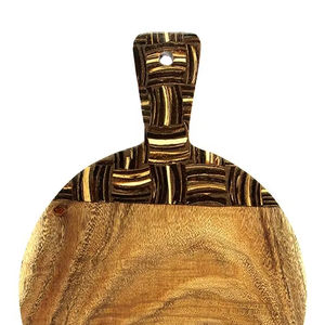 Tabla de servir redonda de madera de suar, ecológica y sostenible, con asa de concha de coco, 34 cm, tabla de cocina de calidad alimentaria de Bali - Product Image 1