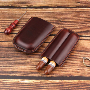 Étui à cigares en cuir véritable avec coupe-cigares intégré, idéal pour les voyages et l'usage quotidien, en vente à un prix raisonnable. - Product Image 1