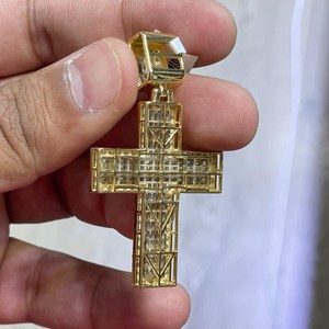Pendentif Croix Personnalisé Sertie de Diamants Moissanite VVS Taille Baguette en Alliage Plaqué Or 14K, Cadeau Unisexe, Bijoux Hip Hop - Product Image 4