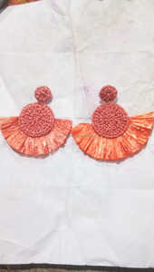 Boucles d'oreilles pendantes à la mode avec petites perles et broderie - Product Image 3