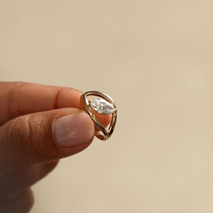 Bague de fiançailles unique en diamant de laboratoire taille marquise de 1,10 carat en or massif 14 carats avec pierres latérales - Product Image 3