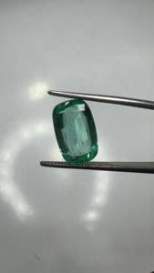 Vente en gros de pierres précieuses naturelles d'émeraude zambienne de 2,3 carats, taille coussin, certifiées vertes, pour la fabrication de bijoux fins - Product Image 2