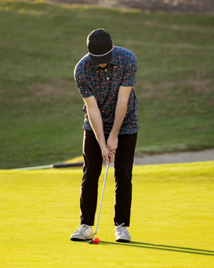 เสื้อโปโลกอล์ฟพิมพ์ลายคุณภาพสูง OEM สำหรับผู้ชาย ผ้าโพลีเอสเตอร์เนื้อนุ่ม ระบายอากาศได้ดี ป้องกันแสงแดด UPF 50+  แบบสปอร์ต  ลายตลก - Product Image 4