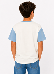 T-shirt graphique blanc et bleu ciel pour garçons, en coton décontracté à manches courtes, imprimé élégant, confortable pour le quotidien - Product Image 4