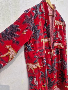 Kimono pour femme en tissu imprimé vert clair fantaisie, motif animaux sauvages et fleurs, broderie artisanale, boutons en cristal, garniture en fourrure à pompons - Product Image 4