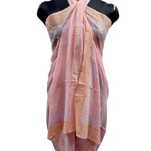 Paréo de plage carré en coton 100% imprimé floral, fait main, pour toutes les saisons, idéal comme cache-maillot ou foulard. Vente en gros. - Product Image 1