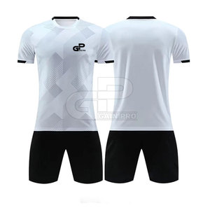 Ensemble uniforme de football pour hommes d'été, maillot et short légers, matière respirante et confortable, idéal pour les matchs par temps chaud - Product Image 2