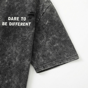 เสื้อยืดโอเวอร์ไซส์ผู้ชายสไตล์ Distressed "Dare To Be Different" ล้างสีแบบ Acid Wash ขาดเซอร์ๆ สไตล์ Streetwear ผู้ผลิต OEM - Product Image 4