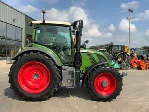 Tracteur Fendt avec cabine, véhicule utilitaire agricole 4x4, moteur puissant, cabine fermée confortable pour les tâches agricoles - Product Image 3