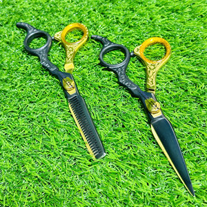 Tijeras de Peluquería Profesionales 440C con Mango Elegante, Juego de Tijeras para Cortar y Entresacar Cabello en Color Dorado y Negro para Salón - Product Image 1