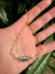 Bracelet artisanal en laiton avec chaîne trombone, perle et breloque barillet en émail bleu, bijoux pour femme - Product Image 1