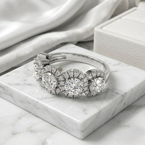 Anillo de banda con cinco piedras y halo pavé de corte redondo de 2.30 quilates - Product Image 3