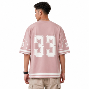 เสื้อยืดโอเวอร์ไซส์สีชมพูอ่อนอินเทรนด์สำหรับผู้ชายหมายเลข 33 พิมพ์ลายกราฟิกทรงหลวมแขนสั้นเสื้อยืดลำลองแนวสตรีท - Product Image 4