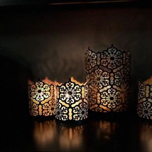 Porte-bougies en métal de luxe, conçus pour ajouter une douce lumière de bougie, des textures raffinées et une chaleur élégante aux intérieurs. - Product Image 2
