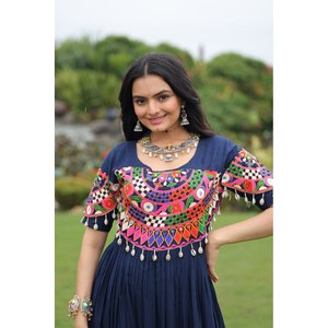 Vestido A-Line Especial para Navratri con Trabajo Artesanal Kutchi Gamthi, Cintura Imperio, Bellamente Hecho a Mano para Uso Festivo - Product Image 4