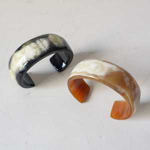 Bracelets en résine acrylique faits à la main, forme ronde, noir, blanc, marron, rayés, bijoux de mode, bracelets unisexes - Product Image 1