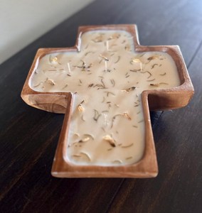 Portavelas de Madera en Forma de Cruz con Hierbas Incorporadas para Actividades Religiosas, Diseño Ecológico para la Elaboración de Velas - Product Image 4