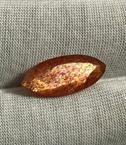 Piedra solar naranja natural con corte marquesa. - Product Image 3