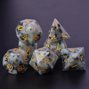 Dés en pierre de haute qualité, larvikite, cristal naturel, pierres de guérison reiki, pierres gravées, ensemble de dés personnalisés, cristal viking. - Product Image 3