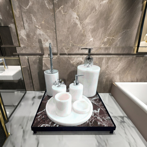 Ensemble de coiffeuse de salle de bain cinq pièces en marbre blanc fabriqué à la main prix raisonnable finition laiton pour hôtels complexes et appartements - Product Image 1