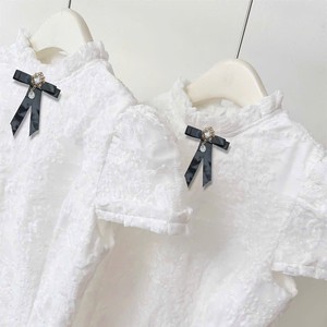 Robe fourreau mini en dentelle blanche pour femme OEM, style coréen doux, avec détail de nœud froncé à l'épaule, couche transparente respirante - Product Image 3