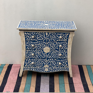 Commode ou table de chevet artisanale bleu marine à incrustations florales en os, trois tiroirs, disponible à prix de gros. - Product Image 6