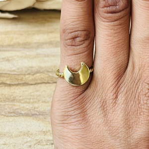 Bague Lune Croissante Torsadée en Laiton Plaqué Or 18 carats pour Femme, Vente Chaude, Idéale pour la Vente en Gros/OEM/ODM - Product Image 3