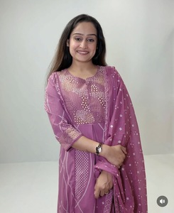 Conjunto de Kurta Elegante Largo para Mujer, Color Morado, 100% Algodón Orgánico, Bordado, con Pantalones y Dupatta, para Uso Diario en Todas las Temporadas - Product Image 4