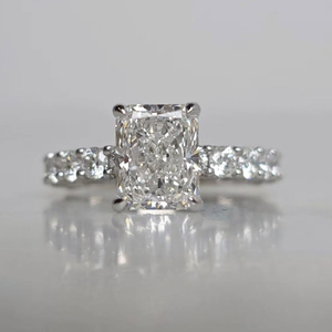 Anillo de compromiso clásico de moissanita con corte radiante, chapado en oro de 14 quilates con certificación IGI para mujer, de Daliana Jewelry, chapado en rodio. - Product Image 1