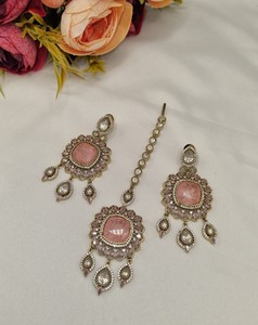 Conjunto de Joyería Tradicional para Boda, Collar con Piedras Kundan en Oro Antiguo Pulido, con Pendientes a Juego, Colección MaangTika - Product Image 6