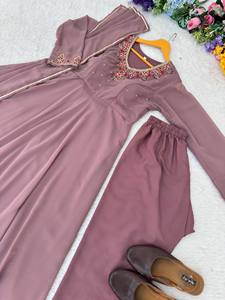 Robe longue tendance en georgette Fox la plus vendue avec dupatta et pantalon assortis pour occasions spéciales, disponible à la vente - Product Image 2